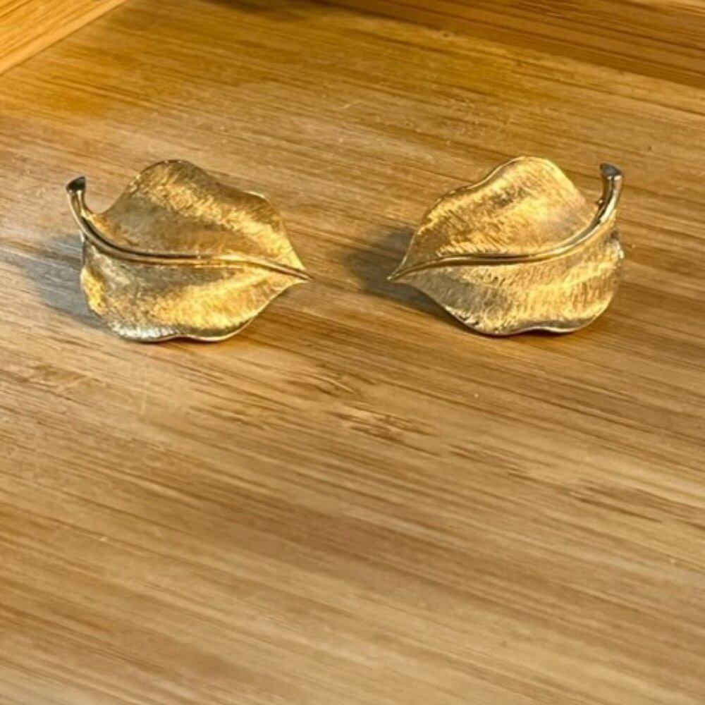 Vtg Signed Crown Trifari Leaf clip on earrings gold tone